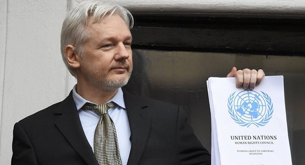 Bu Kez Balkon Konuşmasını Julian Assange Yaptı!