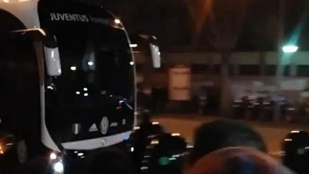 Juventus Otobüsüne Patlayıcı Madde Attılar
