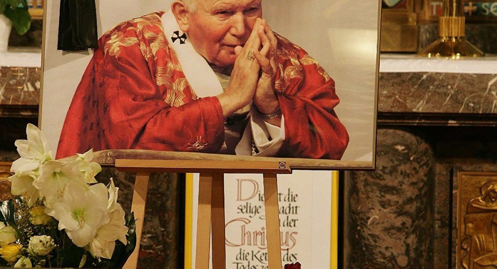 Papa'nın Aşk Hayatı Belgelendi!