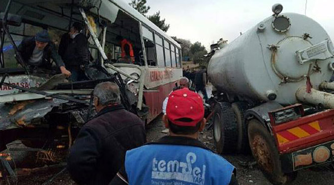 İzmir'de Korkunç Kaza: 1 Ölü, 21 Yaralı