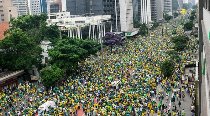 Brezilya'da "Başkan İstifa" Eylemi!