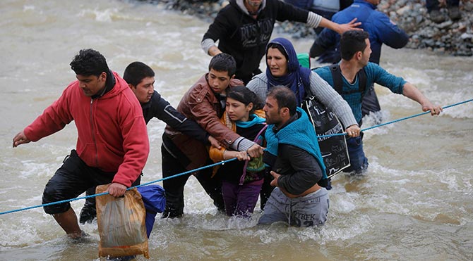 Mülteciler Makedonya Sınırını Yıktı Geçti!