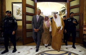 U.S. President Barack Obama walks with Saudi King Salman at Erga Palace upon his arrival for a summit meeting in Riyadh, Saudi Arabia April 20, 2016. REUTERS/Kevin Lamarque