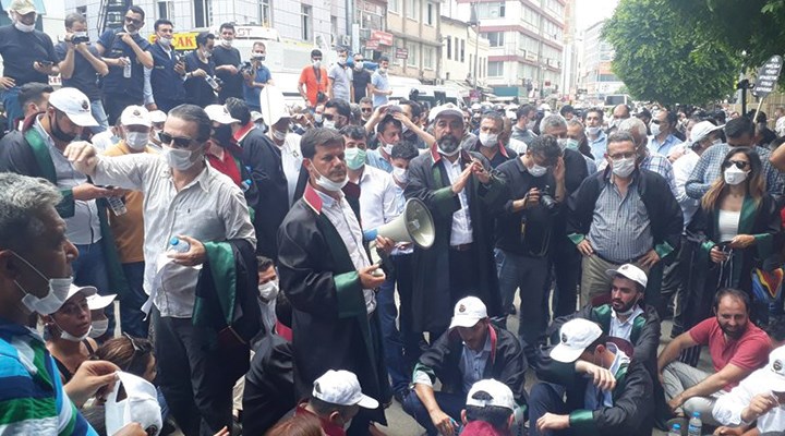 Adana'da eylem yapan avukatlara polis müdahalesi