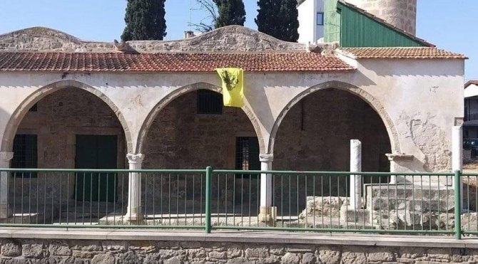 Camiye ‘Bizans bayrağı’ asılmasına tepki yağıyor