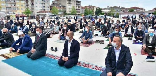 Cuma namazında AKP’lilere halı seren müftü, İstanbul’a tayin edildi