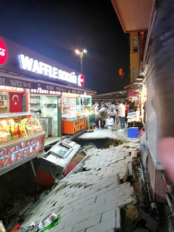 Ortaköy'de kumpircilerin olduğu sokakta çökme: 1 yaralı (1)