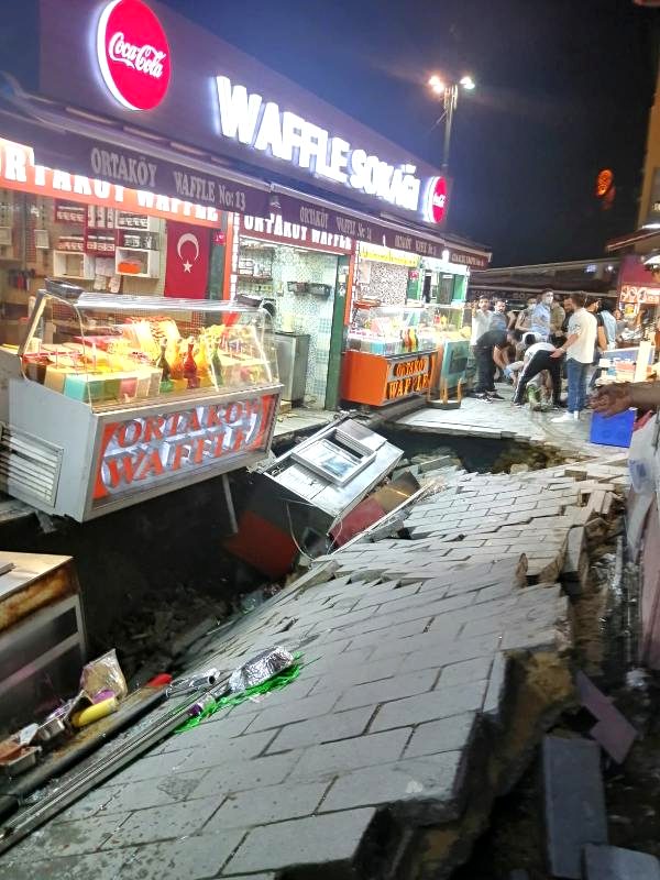 Ortaköy'de kumpircilerin olduğu sokakta çökme: 1 yaralı (1)