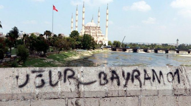 Adana'da 16 asırlık Taşköprü'yü yine sprey boyayla yazı yazdılar