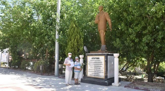 Aydın'da Atatürk anıtına çiçek koymak suç sayıldı!