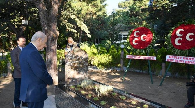 Bahçeli'den Alparslan Türkeş’in mezarına ziyaret