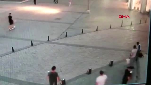 Beyoğlu'nda Cezayir uyruklu 2 kapkaççı İngiltere uyruklu bir kişinin çantasını çaldı