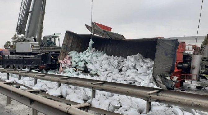 İstanbul’da TIR devrildi, TEM otoyolu trafiğe kapandı