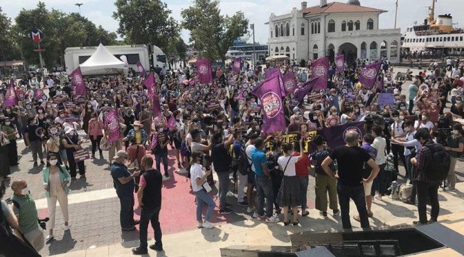 Şiddet mağduru kadınlar Kadıköy ve Beşiktaş iskelesinden haykırdı: İstanbul Sözleşmesi uygulansın!