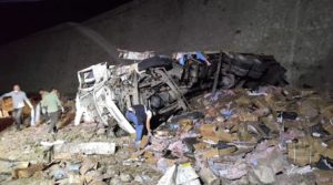 Erzurum'da patlayıcı yüklü kamyon devrildi: 2 can kaybı