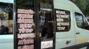 Esenyurt'ta minibüsten indirilen yolcu yumruklayarak camı kırdı
