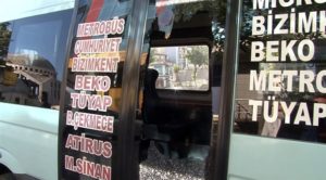 Esenyurt'ta minibüsten indirilen yolcu yumruklayarak camı kırdı