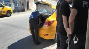 Esenyurt'ta taksiciler arasında 'yolcumu aldın' kavgası: Bagajdan şarjör ve fişek çıktı