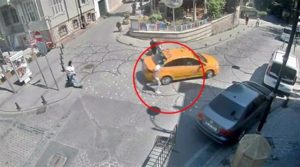 İstanbul'da taksici, turistin cep telefonunu çalıp kaçtı