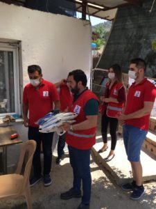 İzmir'de Kızılay yardımlarını AKP’liler dağıttı! Vatandaşlar sert tepki gösterdi