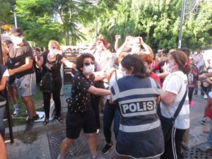 İzmir'deki İstanbul Sözleşmesi eylemine polis müdahalesi: 16 gözaltı!