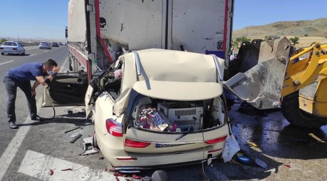 Konya’da feci kaza! Duran TIR’a arkadan çarptı! Aynı aileden 5 ölü