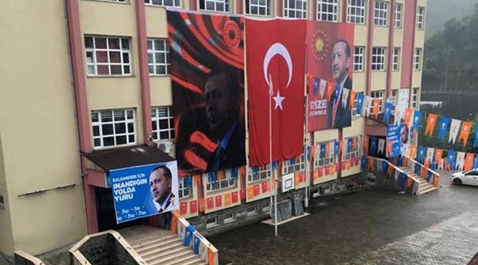 Rize'de okul bahçesinde yapılacak AKP kongresine tepki
