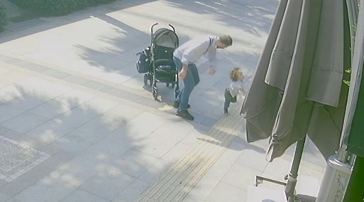 Bebek arabasından düşen çocuğunu döven baba gözaltına alındı