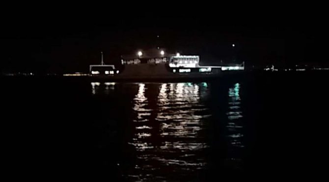 Dümani kilitlenen İstanbul-Yalova feribotu karaya oturdu