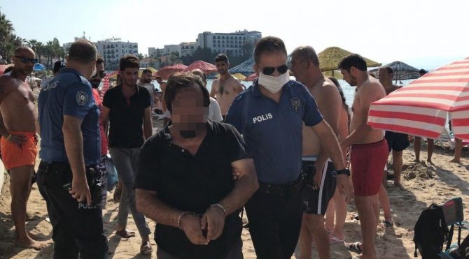 Plajda soyunma kabininde çekim yapan bir kişi vatandaşlar tarafından dövüldü