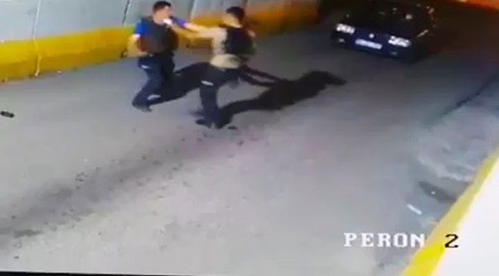 Polis memuru ile bekçi sokak ortasında yumruk yumruğa kavga etti!
