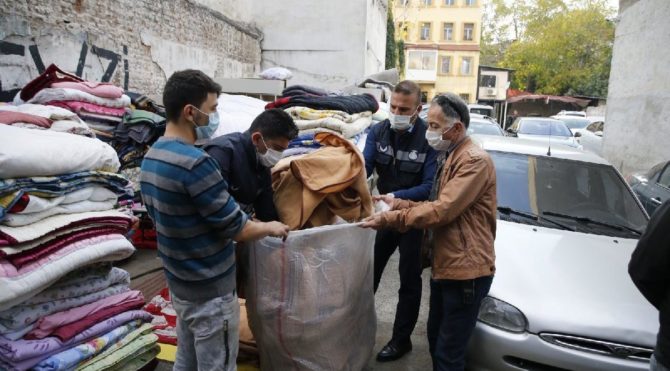 Depremzedelere gönderilen battaniyeler işportaya düştü