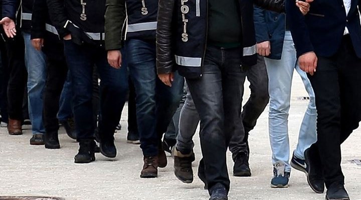 Diyarbakır'da sabah saatlerinde çok sayıda avukat gözaltına alındı.