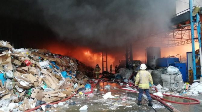 Kartal’da kağıt fabrikası alev alev yandı