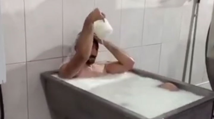 Kazanda süt banyosu yapan işçi: İç çamaşırım üstümdeydi