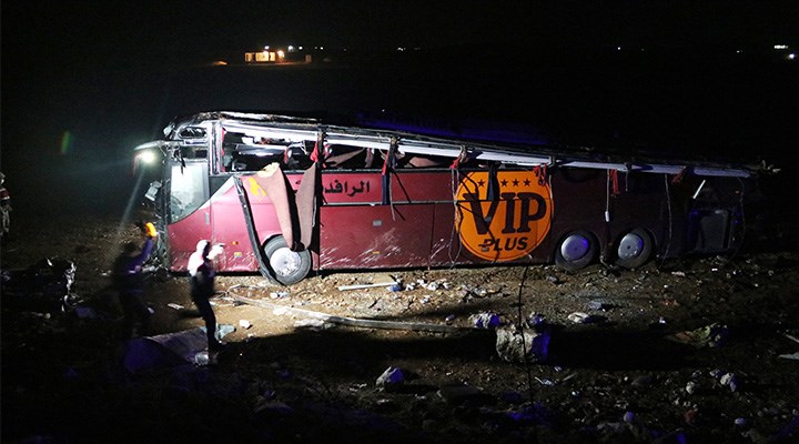 Urfa’da Irak'lı yolcuları taşıyan otobüs devrildi: 32 yaralı