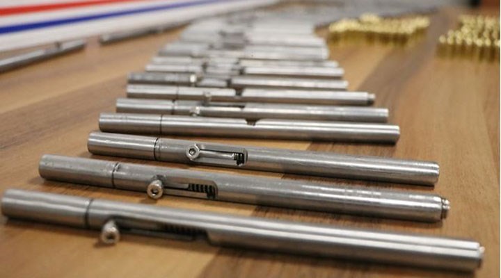 Denizli’de şüpheli bir araçtaki aramada 175 adet kalem suikast silahı ele geçirildi