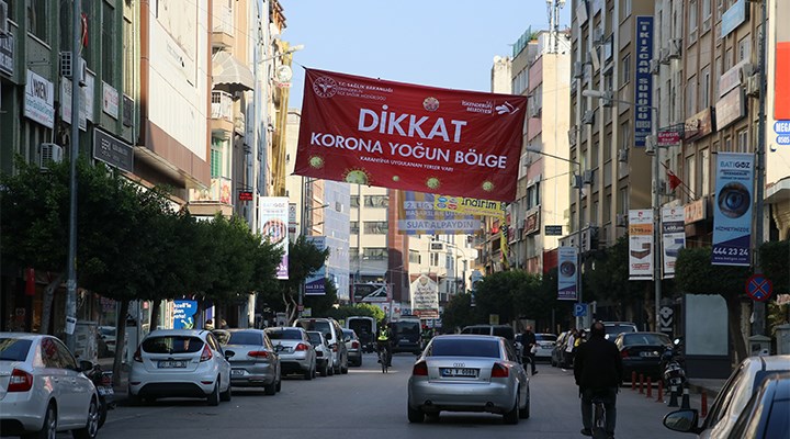 Hatay'da dikkat çeken 'korona yoğun bölge' afişleri