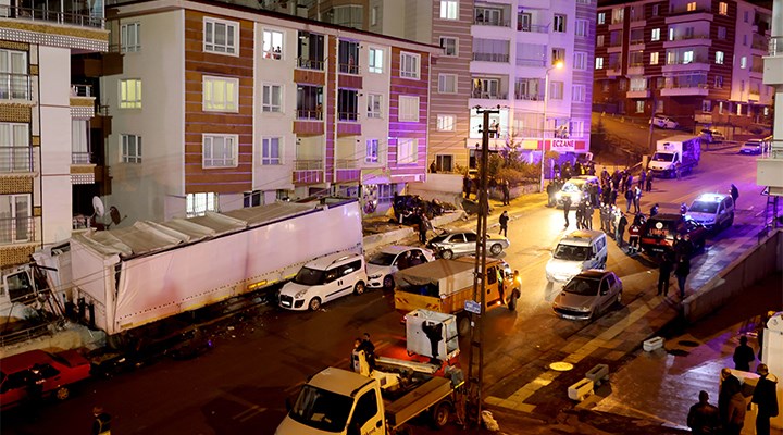 Ankara'da freni boşalan TIR, 11 araca çarptı