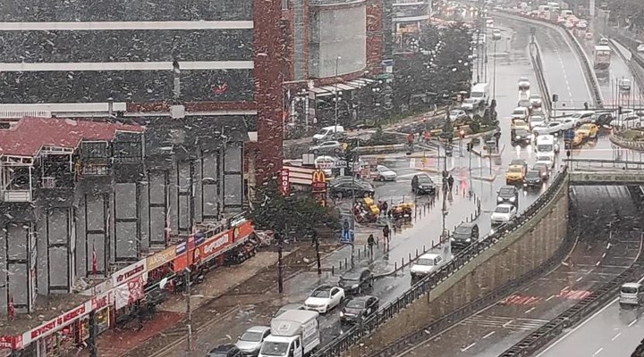 İstanbul'da beklenen kar yağışı Beylikdüzü, Büyükçekmece ve Silivri'de etkisini gösteriyor.