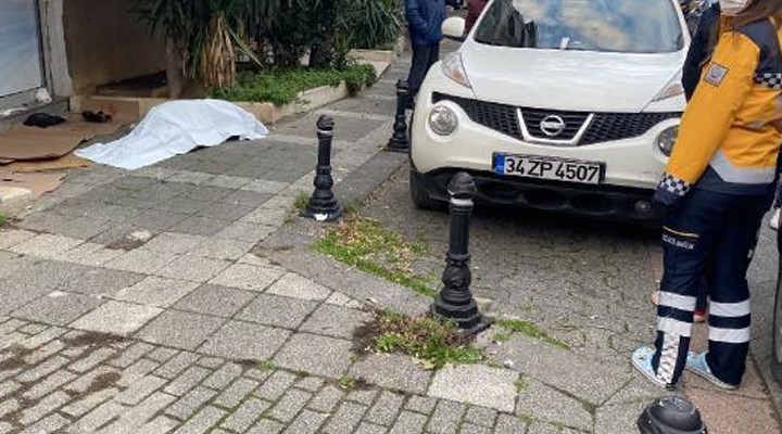 Kadıköy'de sokakta yaşadığı iddia edilen 65 yaşındaki adamın cansız bedeni bulundu.