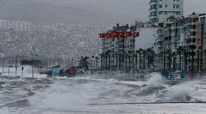 Meteoroloji'den İzmir için fırtına uyarısı: 'Sahil bandına yakın yerlerde bulunmayın'