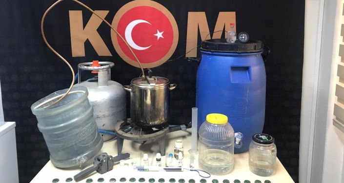 İzmir'de evini sahte alkol imalathanesine çeviren kişi yakalandı