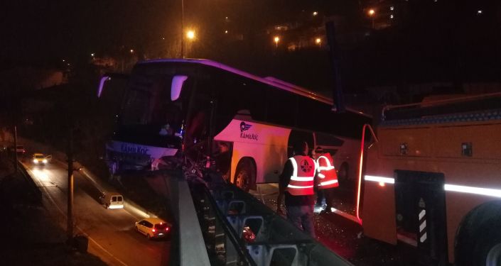 TEM'de yolcu dolu otobüs kontrolden çıkıp viyadükte asılı kaldı