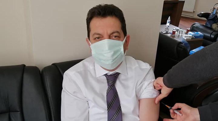 AKP’li belediye başkanı, başhekimi makamına getirerek aşı oldu