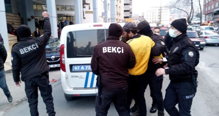 Belediye binası önünde üzerine benzin döküp kendini yakmaya çalıştı