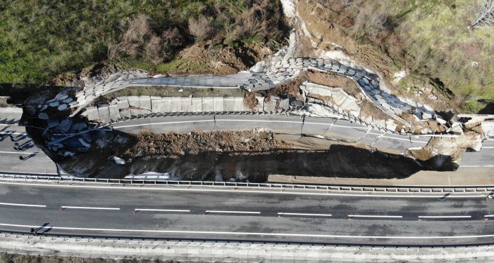 Düzce-Zonguldak karayolunun 85 metrelik bölümü çöktü