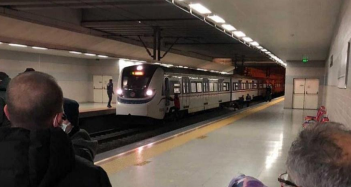 İzmir'de 20 yaşındaki genç, tren'in önüne atlayıp intihar etti