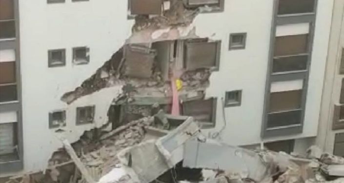 İzmir'de depremde hasar gören yıkımı yapılan bina, yan taraftaki binanın üzerine çöktü