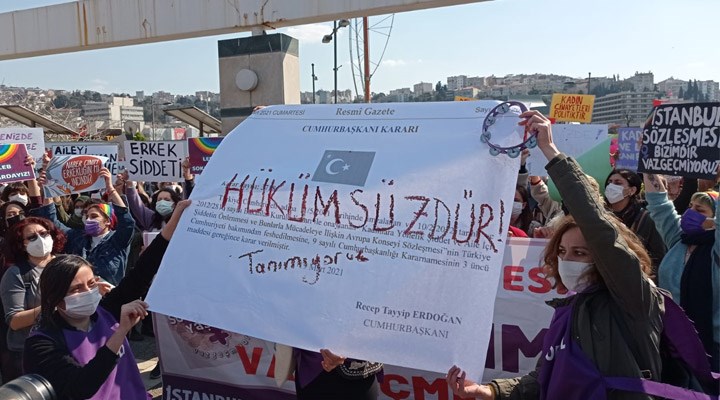 İzmir'de İstanbul Sözleşmesi eylemi: ''Bizimdir, vazgeçmiyoruz”